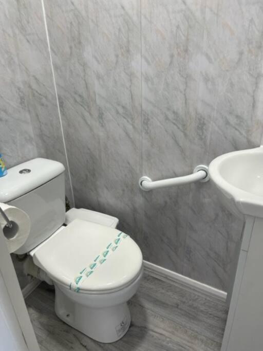 "The Parlour" Seafront Apartment Истборн Екстериор снимка