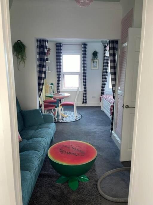 "The Parlour" Seafront Apartment Истборн Екстериор снимка