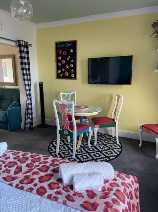 "The Parlour" Seafront Apartment Истборн Екстериор снимка