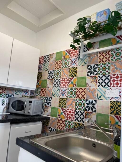 "The Parlour" Seafront Apartment Истборн Екстериор снимка