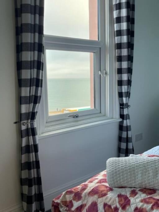 "The Parlour" Seafront Apartment Истборн Екстериор снимка